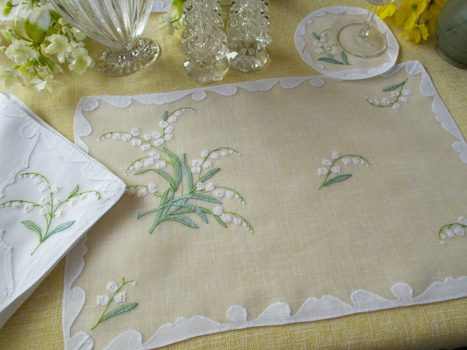 7 Madeira Daffodil placemats 17.5