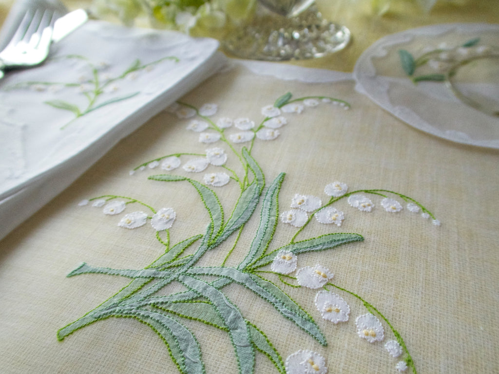 7 Madeira Daffodil placemats 17.5