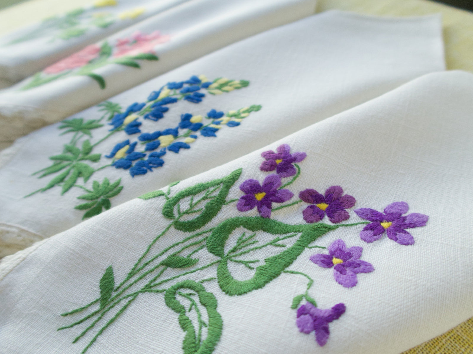 Clematis Embroidered Napkin Set, Lace Corner, Reusable Napkins, Embroidered Dinner Napkins, Nature Embroidery, popular Flower Embroidery