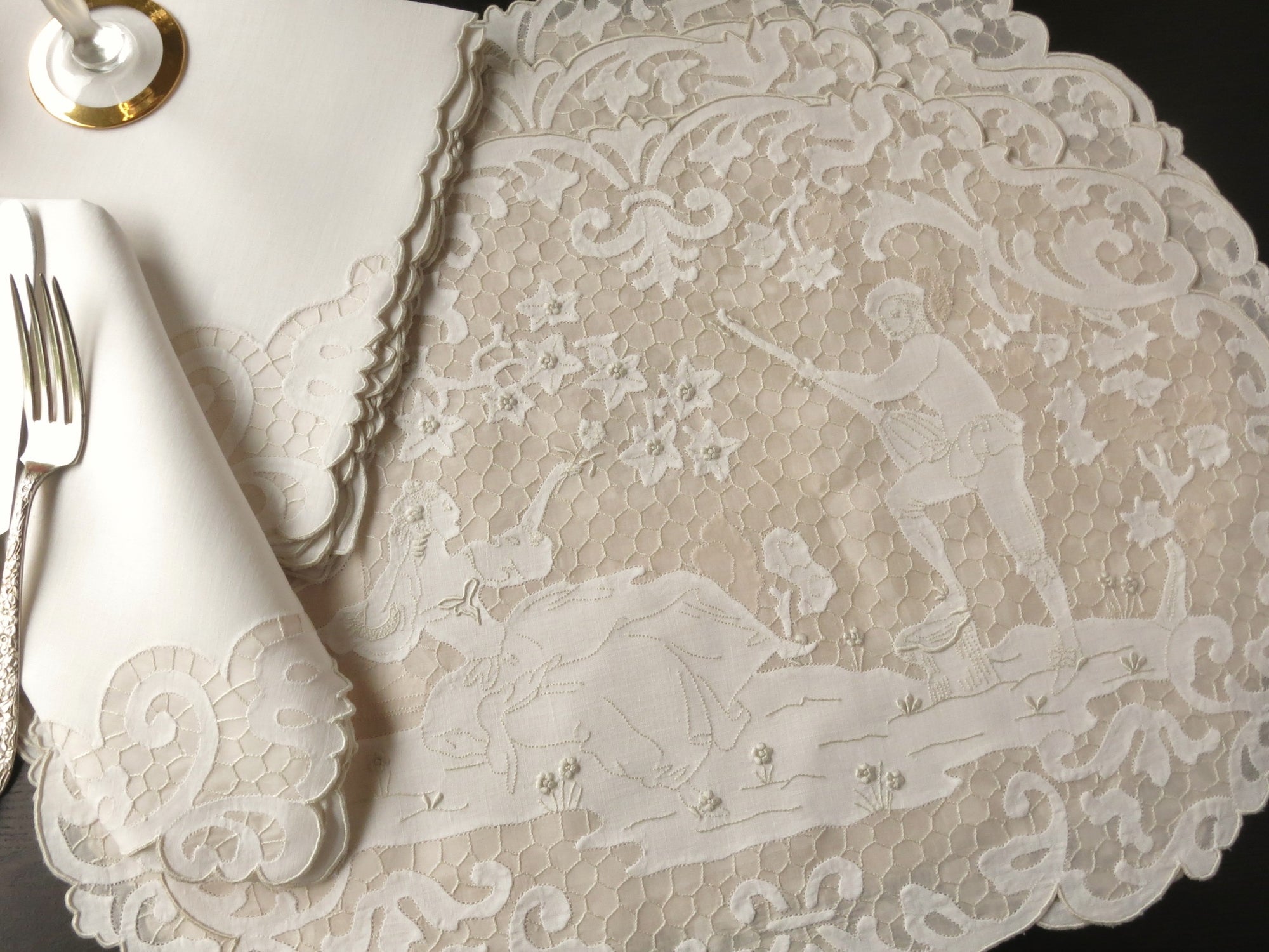 Madame Pompadour Vintage Madeira Embroidery 16pc Placemat Setting for 8