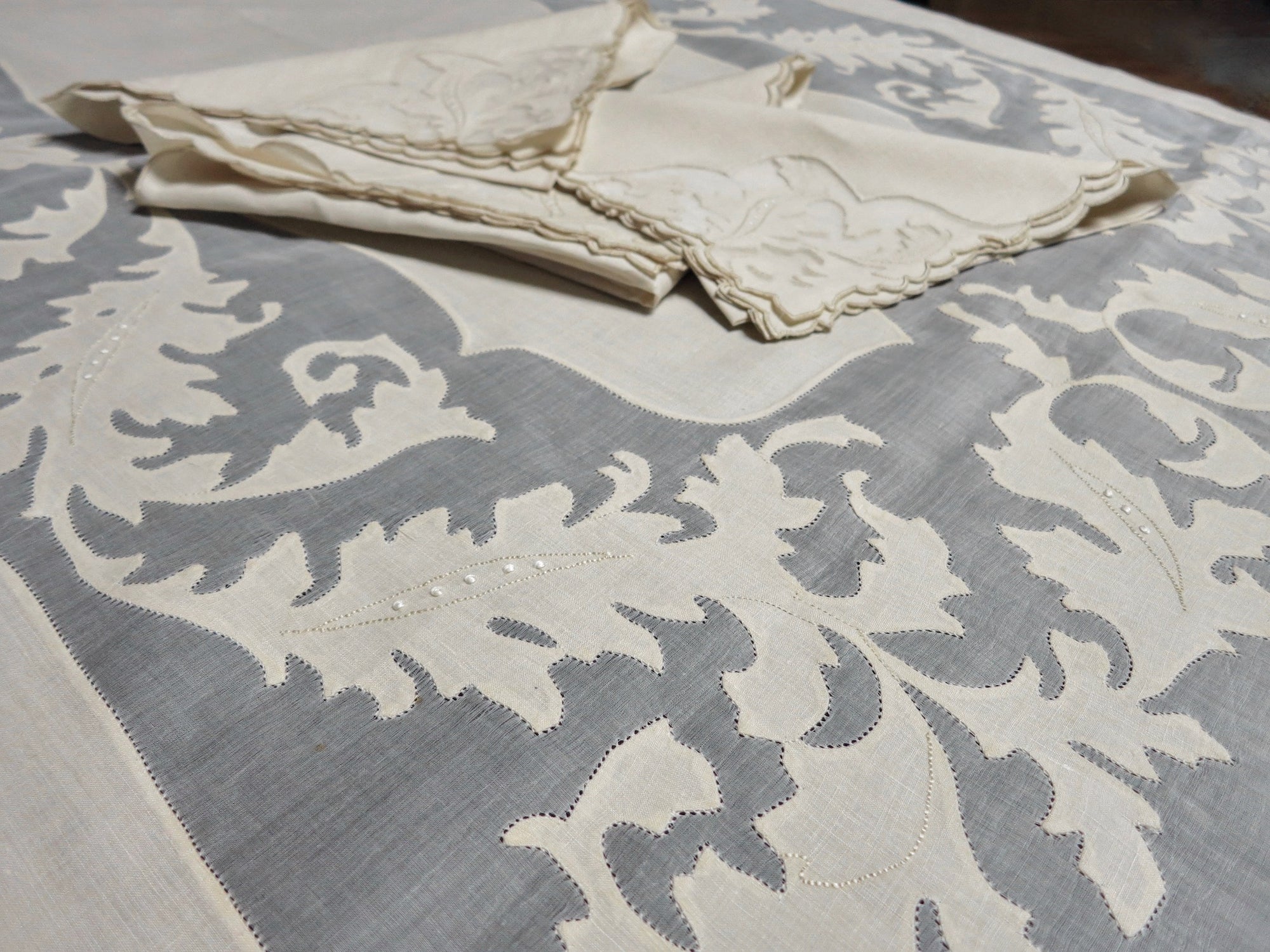 Acanthus Leaves Vintage Madeira Tablecloth & 12 Napkins - 68" x 106"