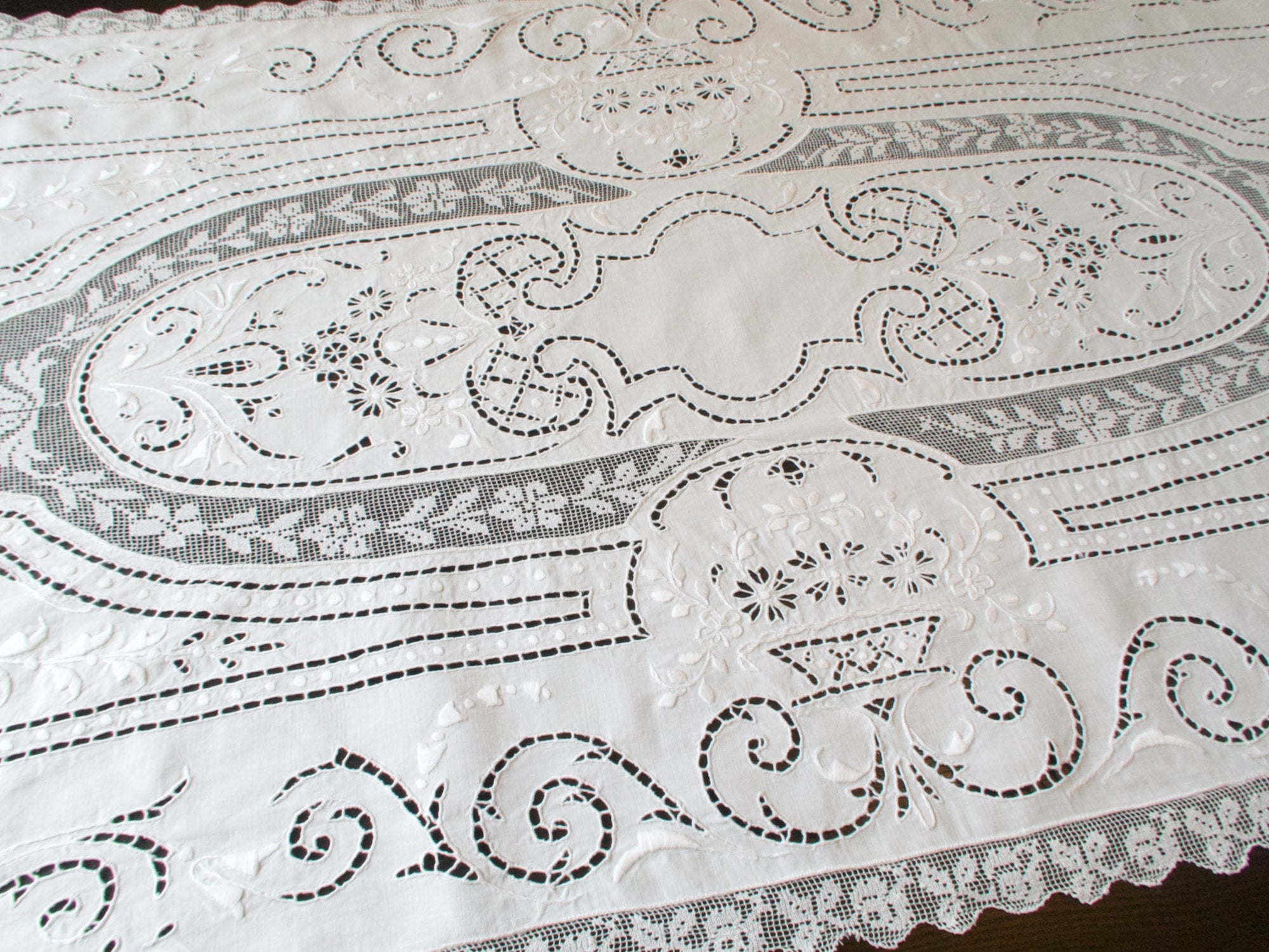 Linen & Lace Vintage Italian Style Table Runner 25x76