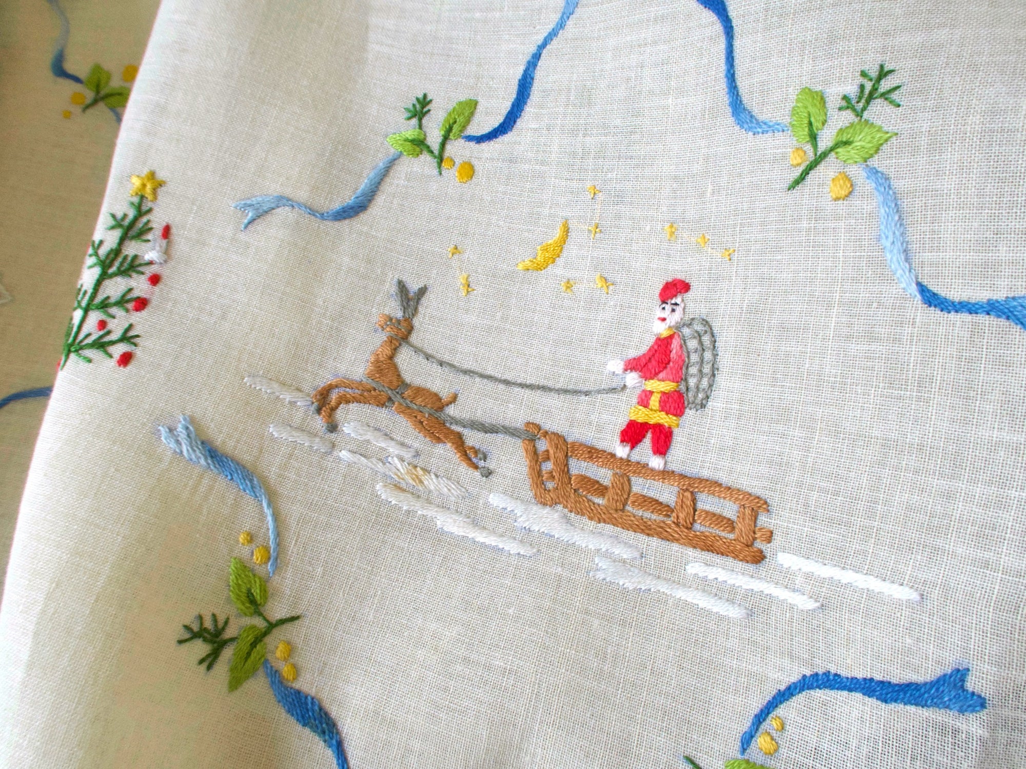 Christmas Vintage Italian Embroidered Linen Tablecloth 68x106”, 12 Napkins