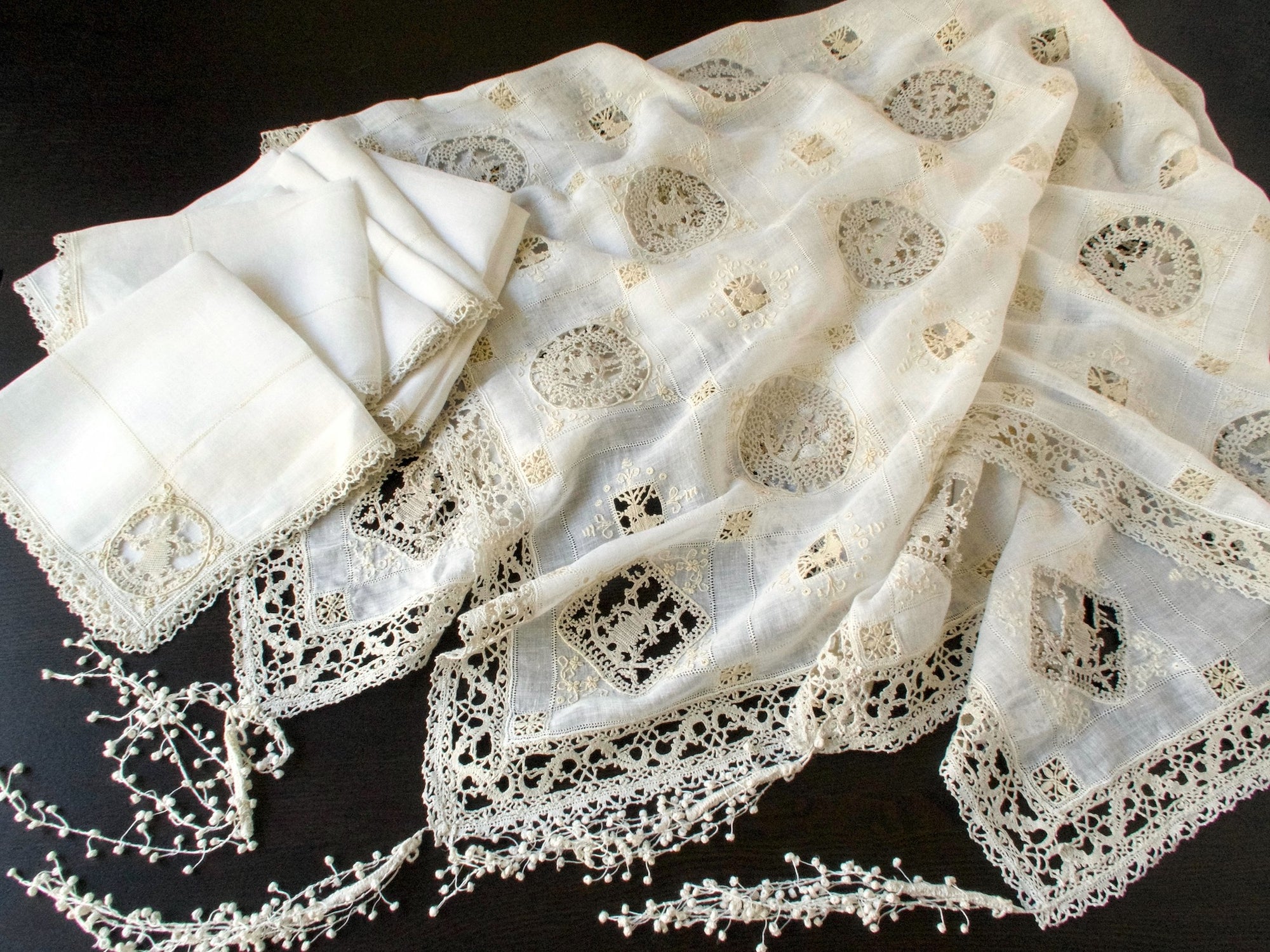 Dramatic Italian Lace & Linen Vintage 46" Tablecloth & 12 Napkins