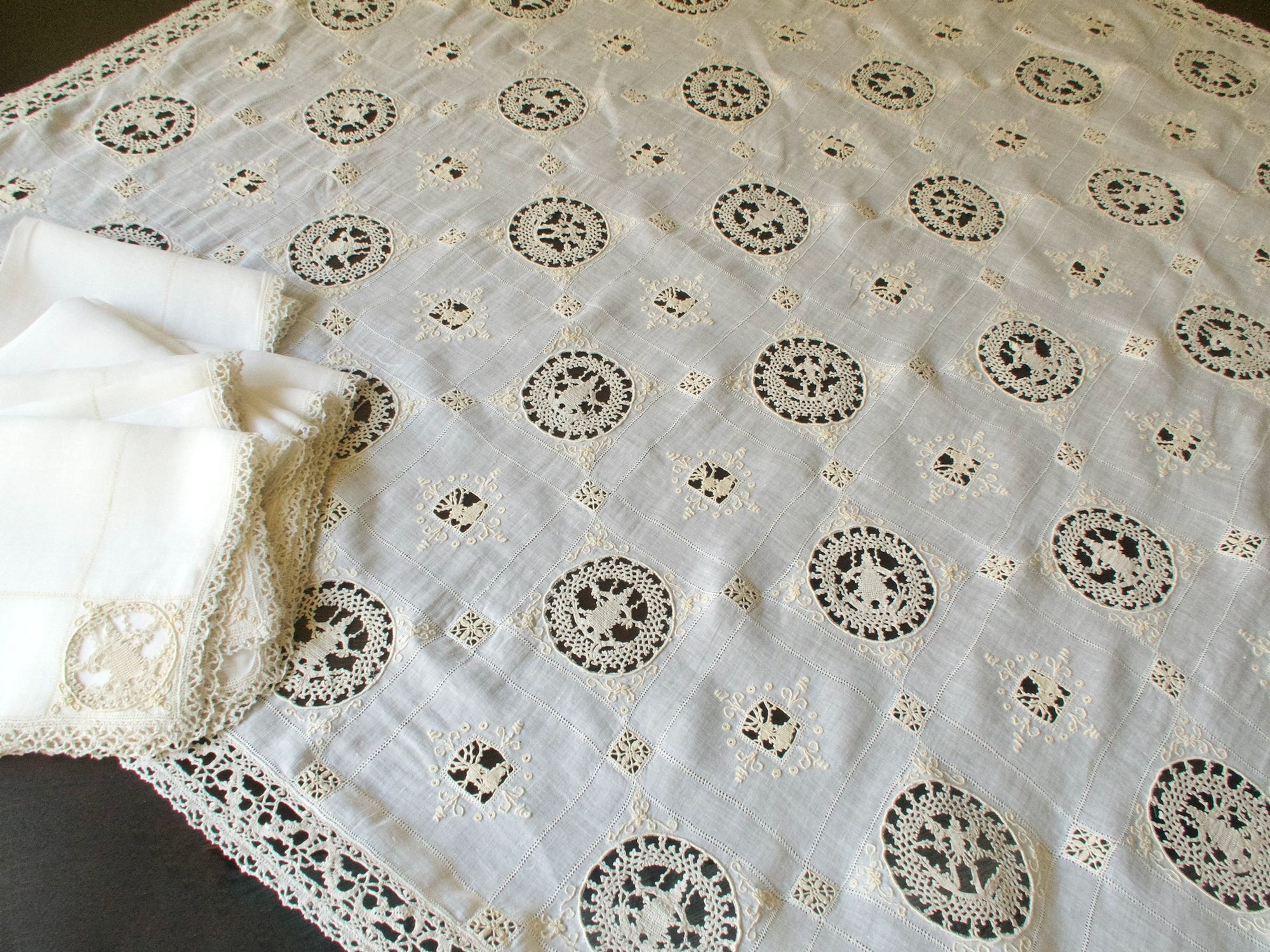 Dramatic Italian Lace & Linen Vintage 46" Tablecloth & 12 Napkins