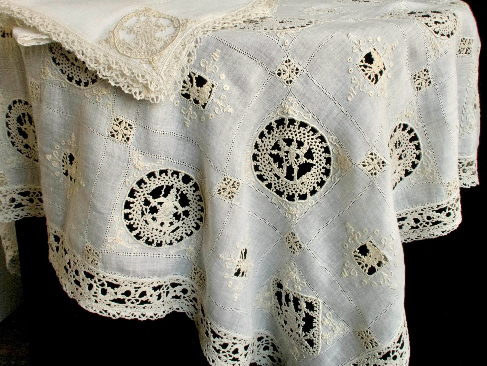 Dramatic Italian Lace & Linen Vintage 46" Tablecloth & 12 Napkins