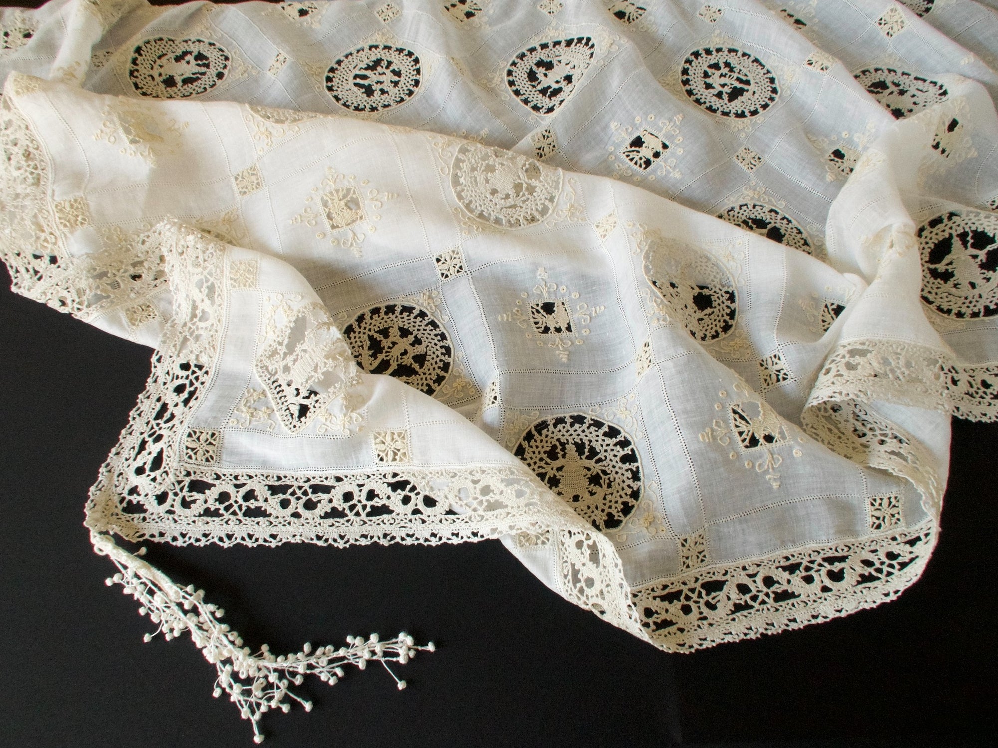 Dramatic Italian Lace & Linen Vintage 46" Tablecloth & 12 Napkins