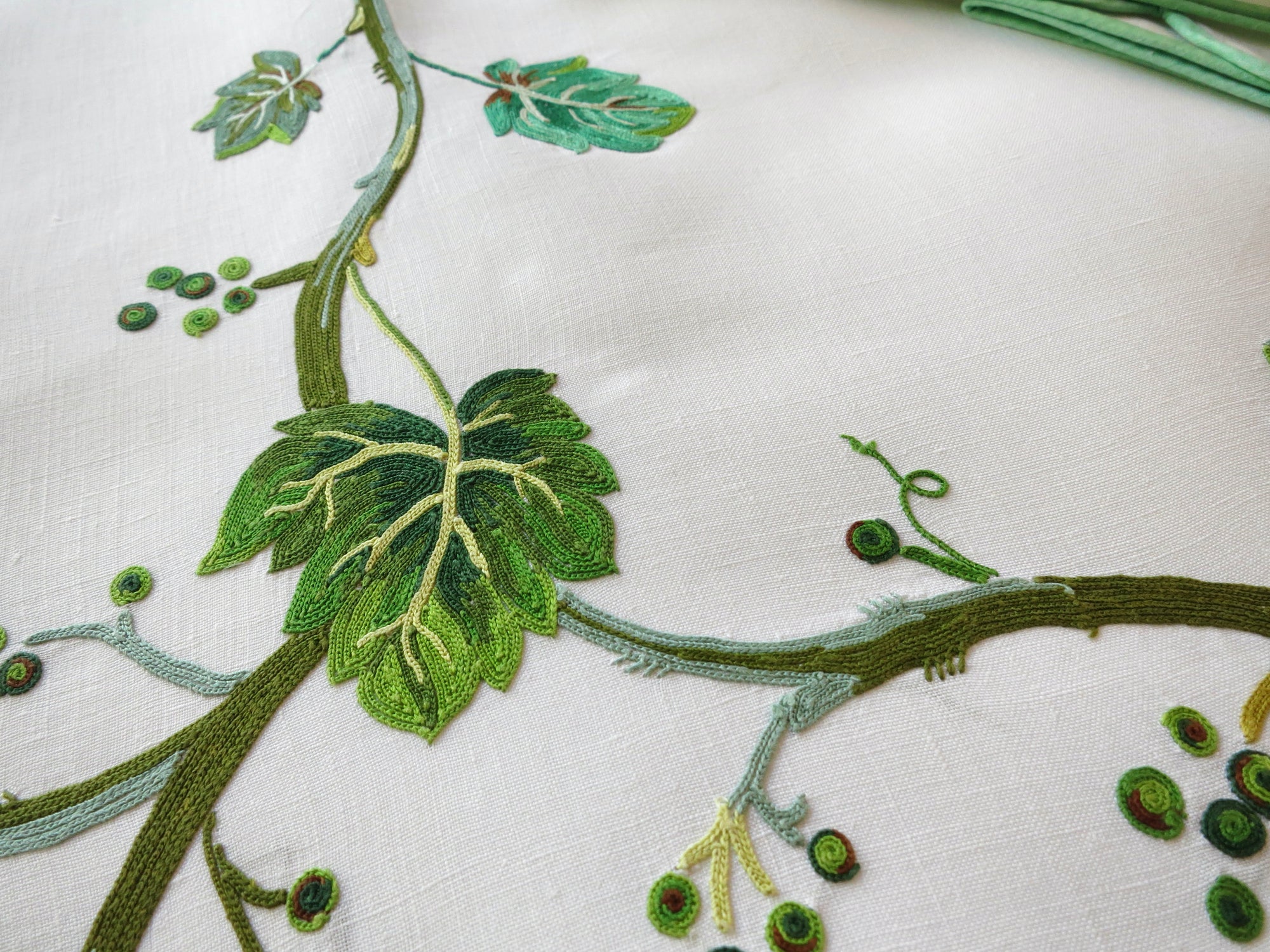 Vining Leaves Vintage D Porthault Beauvais Embroidery 72" Round Tablecloth & Napkins