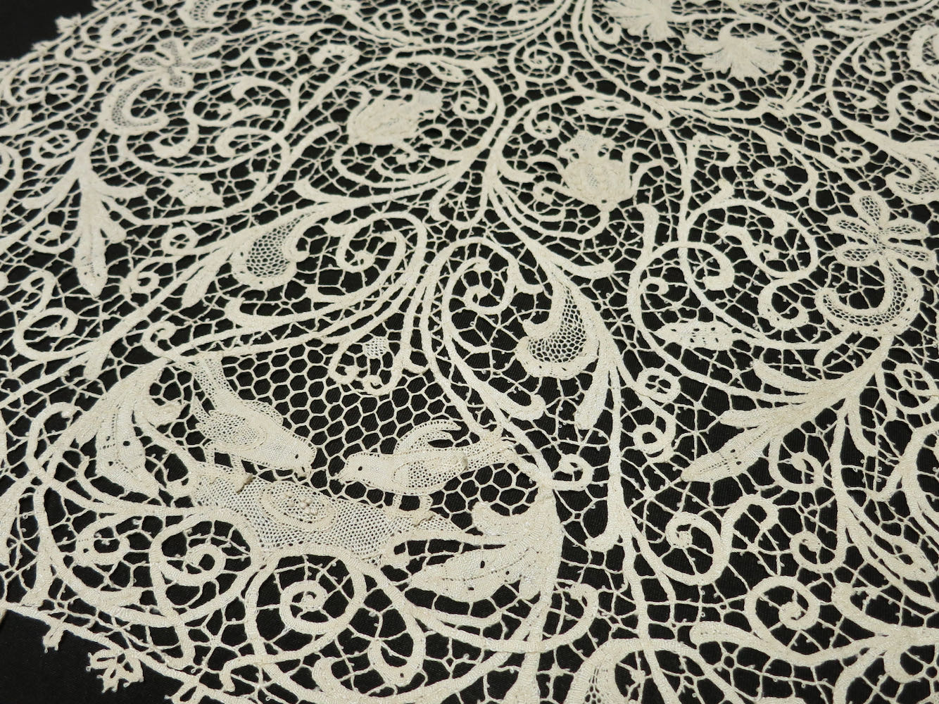 Birds Nest w/ Eggs Antique Italian Lace Table Runner 16x52 - Things Most  Delightful