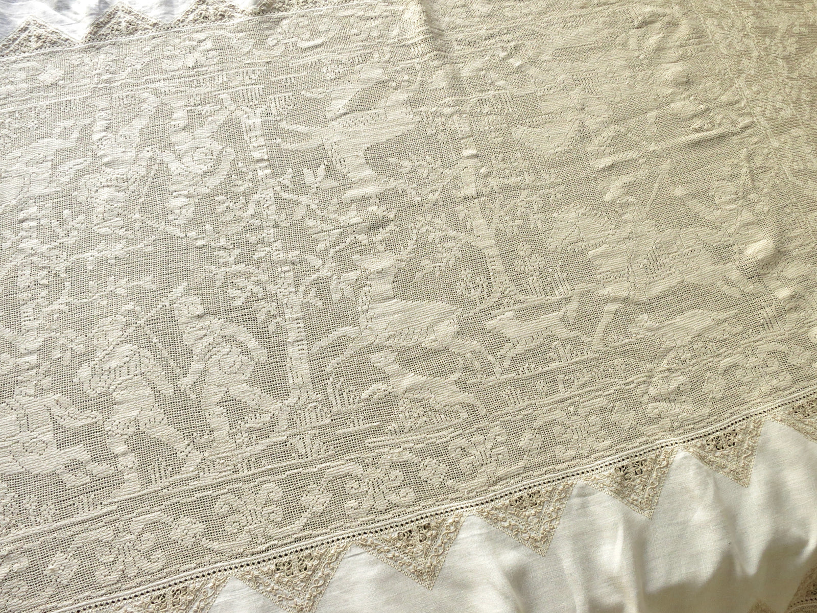 vintage figural lace table cloth w/ lions, Italian buratto net